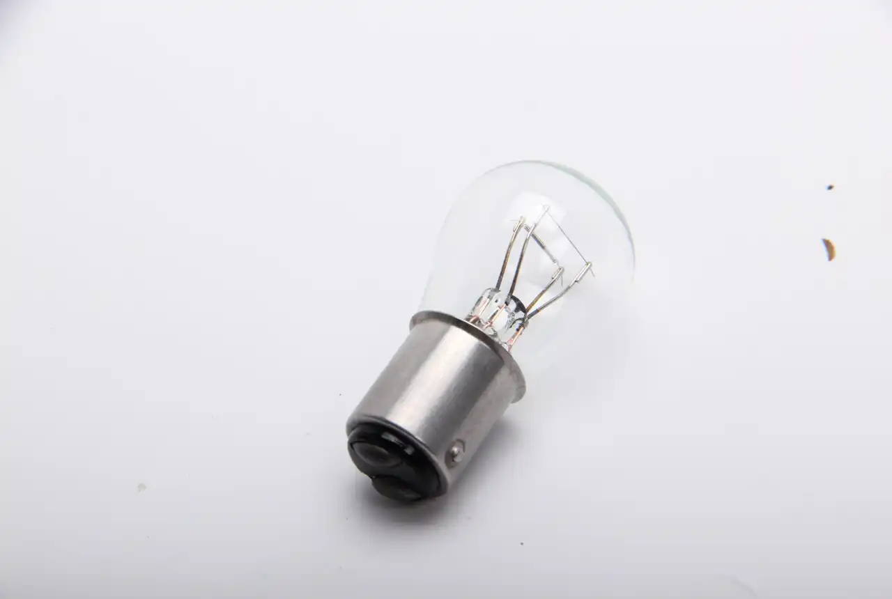 Лампочки двухконтактные купить. ВАЗ 2110 лампа двухконтактная h1. Лампа габаритная двухконтактная g18 12v. Лампа двухконтактная см 28*20 в15 g/18. Двухконтактная лампочка на Пежо 107.